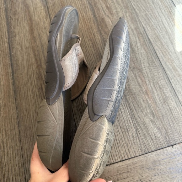 Grey crocs flip flops - Picture 5 of 6